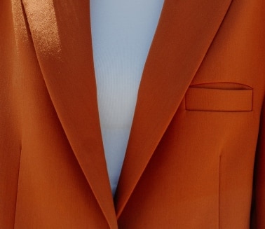 woman orange suit 26042022